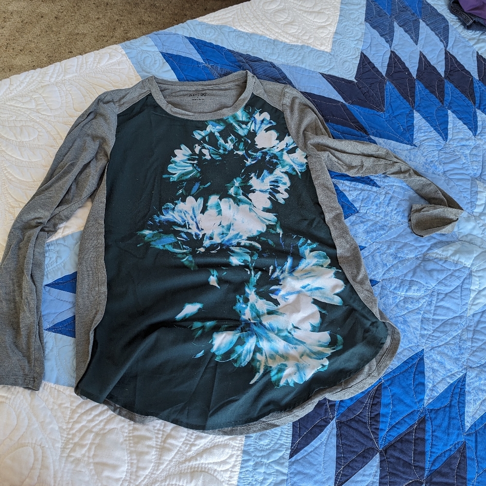 Cute flowery top, perfect for fall